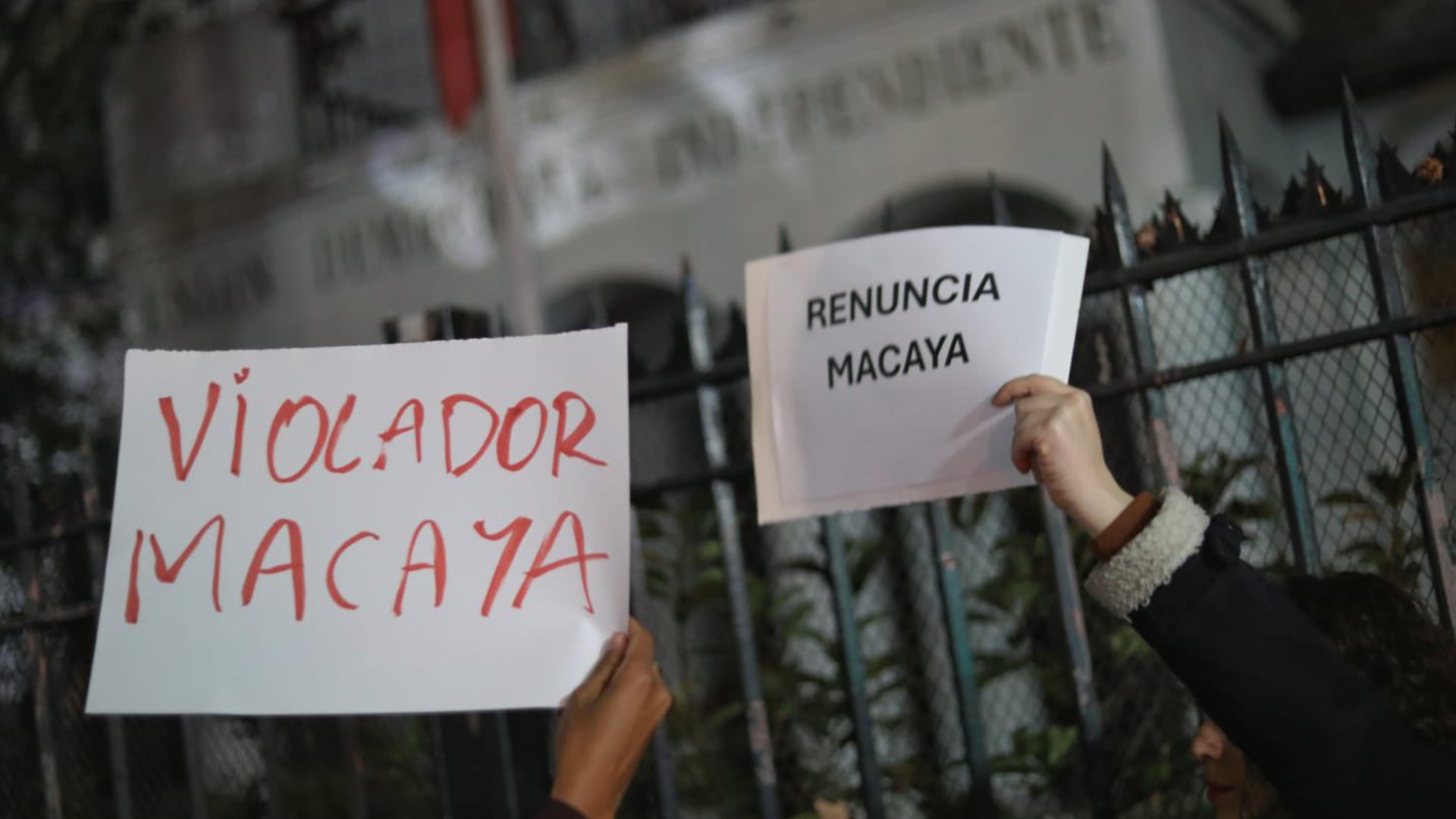 Video Protestas En Sede Udi Piden Salida De Javier Macaya