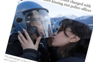 beso_policía_acoso_sexual_italia-300x200