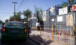 Carabineros llegan a la toma / Foto: Hisashi Tanida