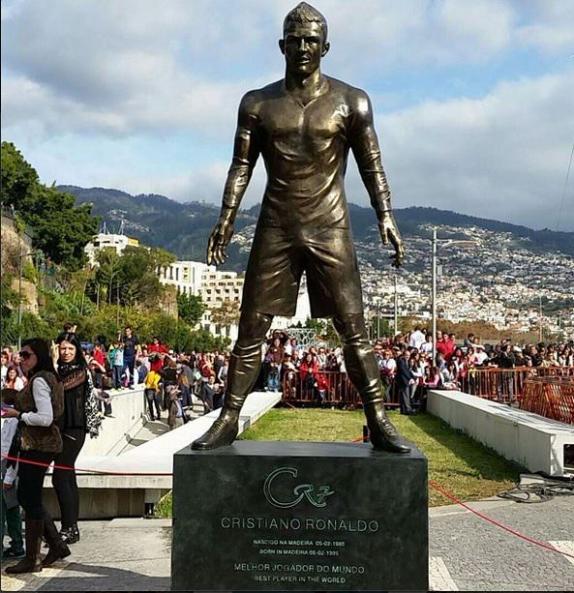 estatua de ronaldo grande