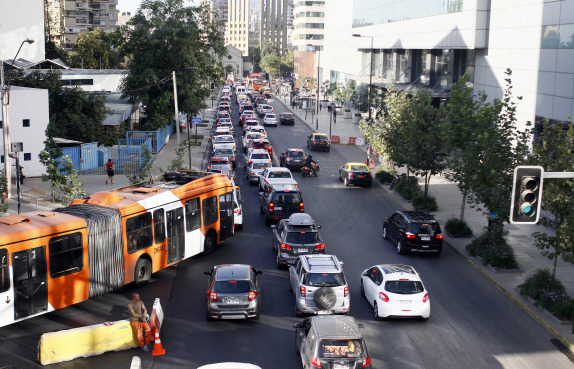 Obras de mitigacion del Costanera Center mantiene cortada calle Holanda de Providencia