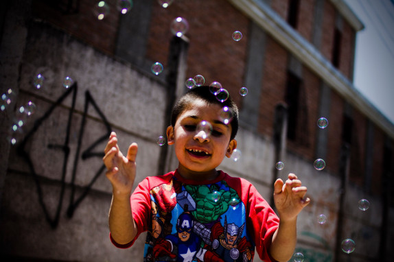 niño feliz con burbujas