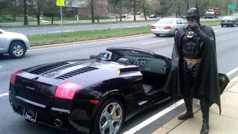 FOTO | El trágico final de hombre que visitaba hospitales vestido como  Batman y en Lamborghini - El Dínamo