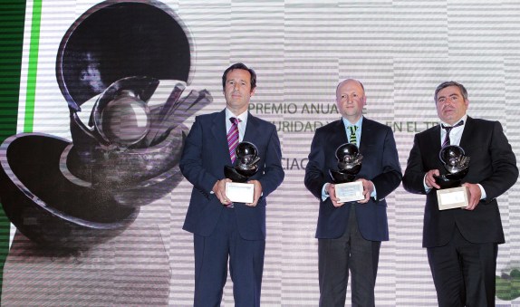 Los ganadores 2014: Hugo Ólea, subgerente de operaciones Serfocol; Lionel Mancilla, gerente general de Colún; y José Ale Bravo, gerente general de Driver | ACHS