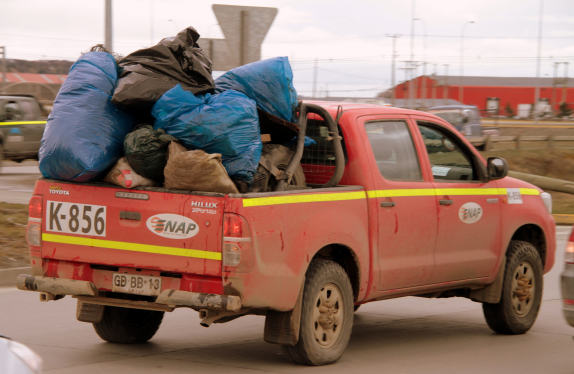 Una de las camionetas de Enap Magallanes que participó en la jornada de limpieza del humedal | FLICKR  AGRUPACIÓN ECOLÓGICA PATAGÓNICA-HUMEDAL 3 PUENTES