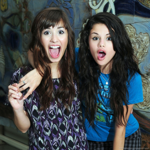 Demi-lovato-and-selena-gomez-surprised