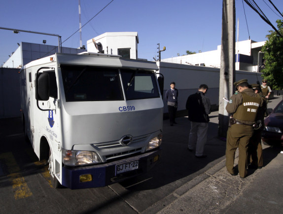 Carabineros escolta salida y ruta  de camiones de valores