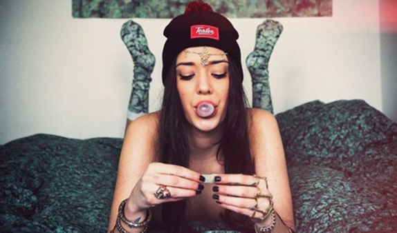 hot-girls-smoking-weed