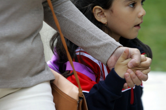 Llegada de niños a su colegio, en su primer día de clase.