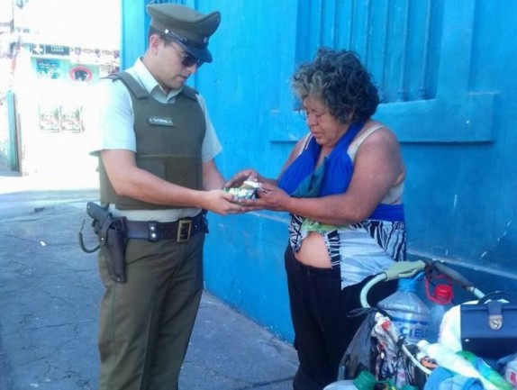 carabinero-colacion-mujer-iquique-1-730x551