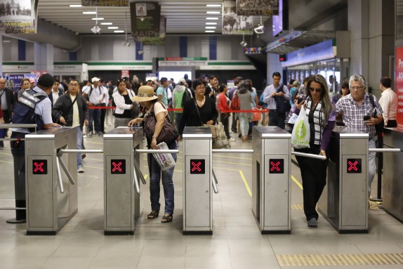 15 de Febrero  de 2016 / SANTIAGO Personas pasan los validadores de la estación Plaza de Maipú del  Metro de Santiago, el día que este  experimento un alza en el valor del pasaje en el horario punta de $20 pesos, quedando el pasaje en dicho horario en $740 pesos FOTO:FRANCISCO FLORES SEGUEL/AGENCIAUNO