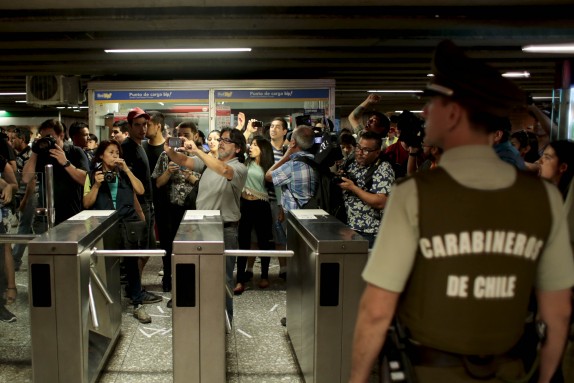 16 FEBRERO de 2016/SANTIAGO Con incidentes y enfrentamientos con FFEE de carabineros de Chile se desarrollo la segunda convocatoria desde las redes sociales a una acción de evasión masiva de pago en el Metro de Santiago en la estación Baquedano. FOTO:PABLO ROJAS MADARIAGA/AGENCIAUNO