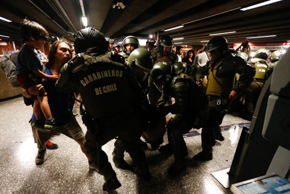 16 de Febrero de 2016/SANTIAGO En un nuevo llamado a evadir el pasaje del metro luego de su alza en 20 pesos varias personas llegaron hasta el interior de la estación Baquedano del Metro, pasando las barreras de cobro luego de ello se enfrentaron con Carabineros de fuerzas especiales. FOTO: FRANCISCO LONGA/AGENCIAUNO