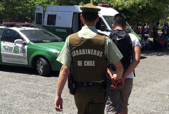 06 de Abril de 2016/SANTIAGO Fotografía de una persona que es detenida en el Paseo Ahumada, este martes pasó el tercer trámite constitucional en la Cámara la ley que permite el control de identidad preventivo, luego de su aprobación ayer en el Senado en el marco de la agenda corta antidelincuencia, facultando a carabineros a detener a las personas para comprobar su identidad. FOTO:AGENCIAUNO