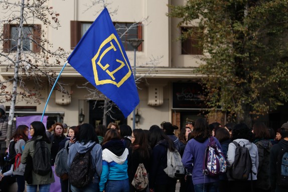 23 de JUNIO del 2016/SANTIAGO Cientos de estudiantes llegan hasta Plaza Italia para participar de la marcha convocada por la Confech "Llego el momento de la educación, gratuita y de calidad" la cual esta autorizada hasta las dos de la tarde por la Intendencia Metropolitana FOTO:FRANCISCO FLORES SEGUEL/AGENCIAUNO