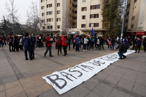 23 de JUNIO del 2016/SANTIAGO Cientos de estudiantes llegan hasta Plaza Italia para participar de la marcha convocada por la Confech "Llego el momento de la educación, gratuita y de calidad" la cual esta autorizada hasta las dos de la tarde por la Intendencia Metropolitana FOTO:FRANCISCO FLORES SEGUEL/AGENCIAUNO