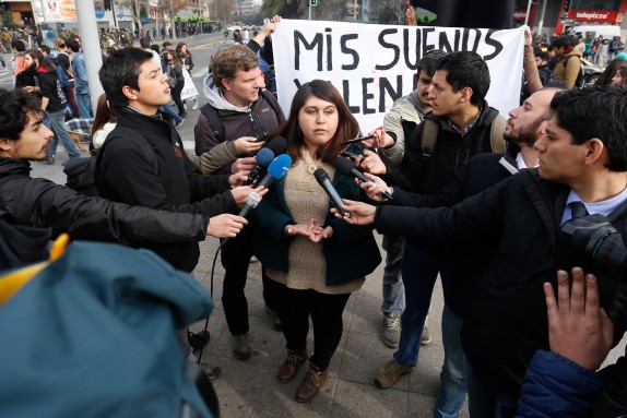 23 de JUNIO del 2016/SANTIAGO Cientos de estudiantes llegan hasta Plaza Italia para participar de la marcha convocada por la Confech "Llego el momento de la educación, gratuita y de calidad" la cual esta autorizada hasta las dos de la tarde por la Intendencia Metropolitana FOTO:FRANCISCO FLORES SEGUEL/AGENCIAUNO