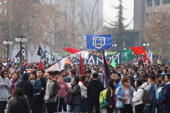 23 de JUNIO del 2016/SANTIAGO Cientos de estudiantes llegan hasta Plaza Italia para participar de la marcha convocada por la Confech "Llego el momento de la educación, gratuita y de calidad" la cual esta autorizada hasta las dos de la tarde por la Intendencia Metropolitana FOTO:FRANCISCO FLORES SEGUEL/AGENCIAUNO