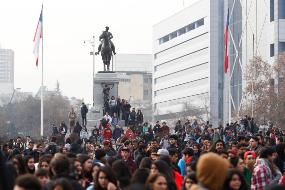 23 de JUNIO del 2016/SANTIAGO Cientos de estudiantes llegan hasta Plaza Italia para participar de la marcha convocada por la Confech "Llego el momento de la educación, gratuita y de calidad" la cual esta autorizada hasta las dos de la tarde por la Intendencia Metropolitana FOTO:FRANCISCO FLORES SEGUEL/AGENCIAUNO