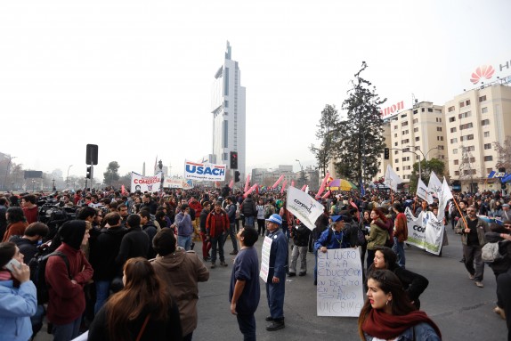 23 de JUNIO del 2016/SANTIAGO Cientos de estudiantes llegan hasta Plaza Italia para participar de la marcha convocada por la Confech "Llego el momento de la educación, gratuita y de calidad" la cual esta autorizada hasta las dos de la tarde por la Intendencia Metropolitana FOTO:FRANCISCO FLORES SEGUEL/AGENCIAUNO