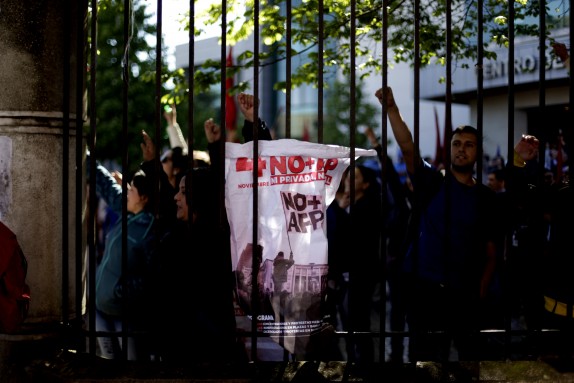 04 Noviembre 2016/CONCEPCION Trabajadores de hospital regional muestran un cartel, durante la marcha contra el sistema de AFP, la cual se llevo a cabo por el centro de la cuidad FOTO:JUAN GONZALEZ/AGENCIAUNO