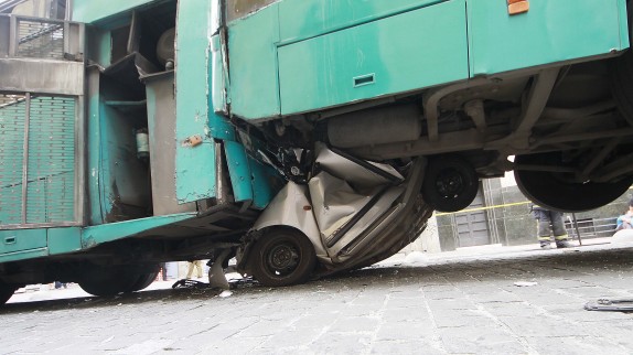 Choque entre dos buses del Transantiago y un vehiculo particular deja hasta ahora un muerto