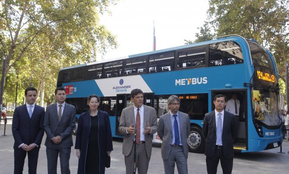 Presentan un nuevo bus de dos pisos que será probado como piloto en el Transantiago