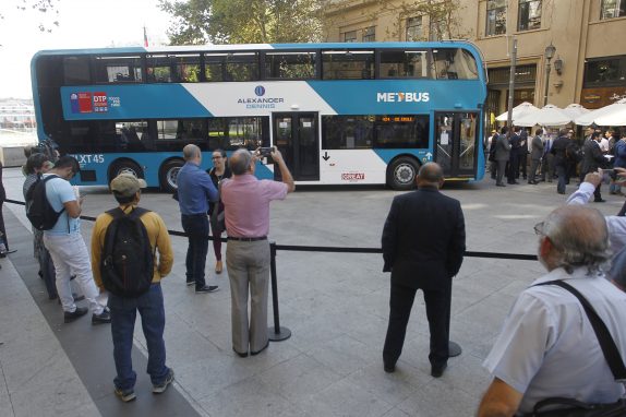 Presentan un nuevo bus de dos pisos que será probado como piloto en el Transantiago