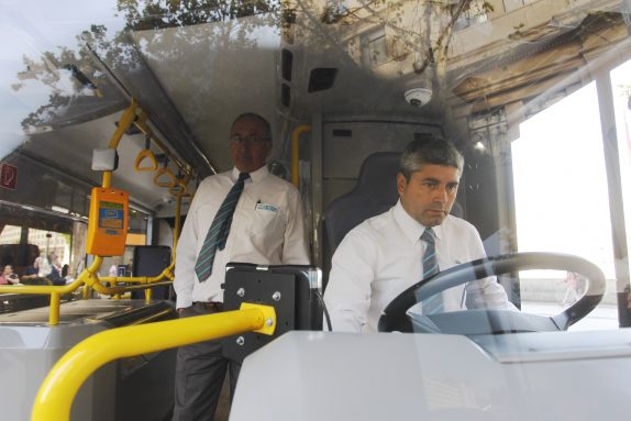 Presentan un nuevo bus de dos pisos que será probado como piloto en el Transantiago