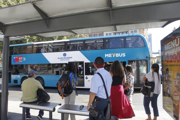 Presentan un nuevo bus de dos pisos que será probado como piloto en el Transantiago