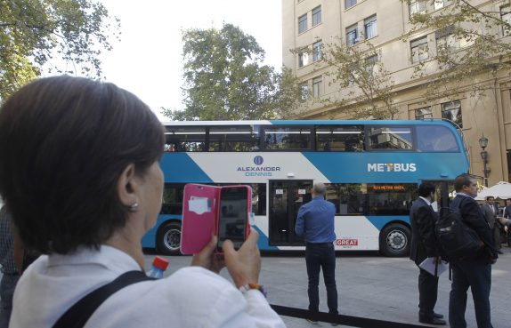 Presentan un nuevo bus de dos pisos que será probado como piloto en el Transantiago