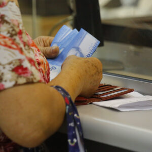 Persona retirando su dinero de caja.