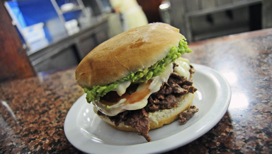 Los mejores sándwich de Achao!! - Picture of La boquería