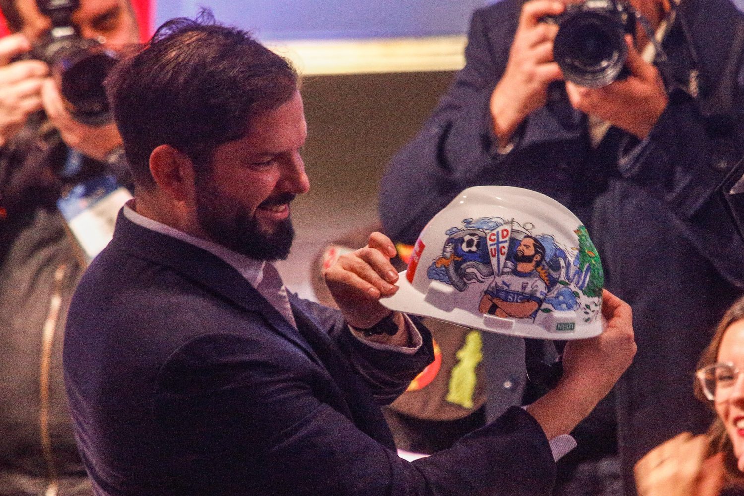 El casco que recibió el Presidente Gabriel Boric