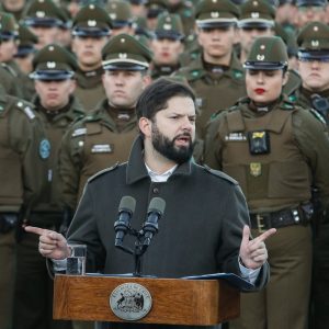 La mañana de este lunes, el presidente Gabriel Boric encabezó el inicio de la segunda fase del Plan Calles Sin Violencia. Esta nueva fase incluye un reforzamiento de la seguridad en la Región Metropolitana con más de 900 funcionarios de Carabineros.