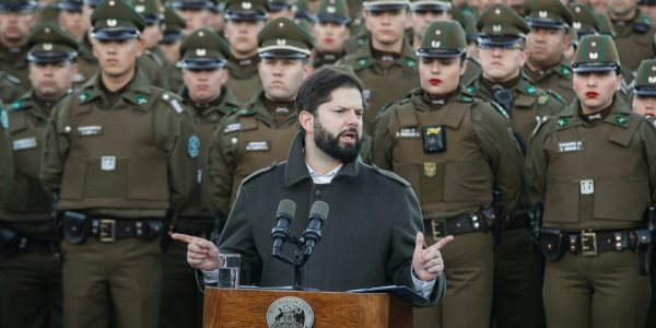 La mañana de este lunes, el presidente Gabriel Boric encabezó el inicio de la segunda fase del Plan Calles Sin Violencia. Esta nueva fase incluye un reforzamiento de la seguridad en la Región Metropolitana con más de 900 funcionarios de Carabineros.