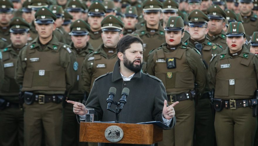 La mañana de este lunes, el presidente Gabriel Boric encabezó el inicio de la segunda fase del Plan Calles Sin Violencia. Esta nueva fase incluye un reforzamiento de la seguridad en la Región Metropolitana con más de 900 funcionarios de Carabineros.