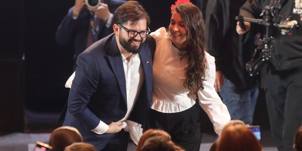 Presidente Gabriel Boric y su pareja Paula Carrasco