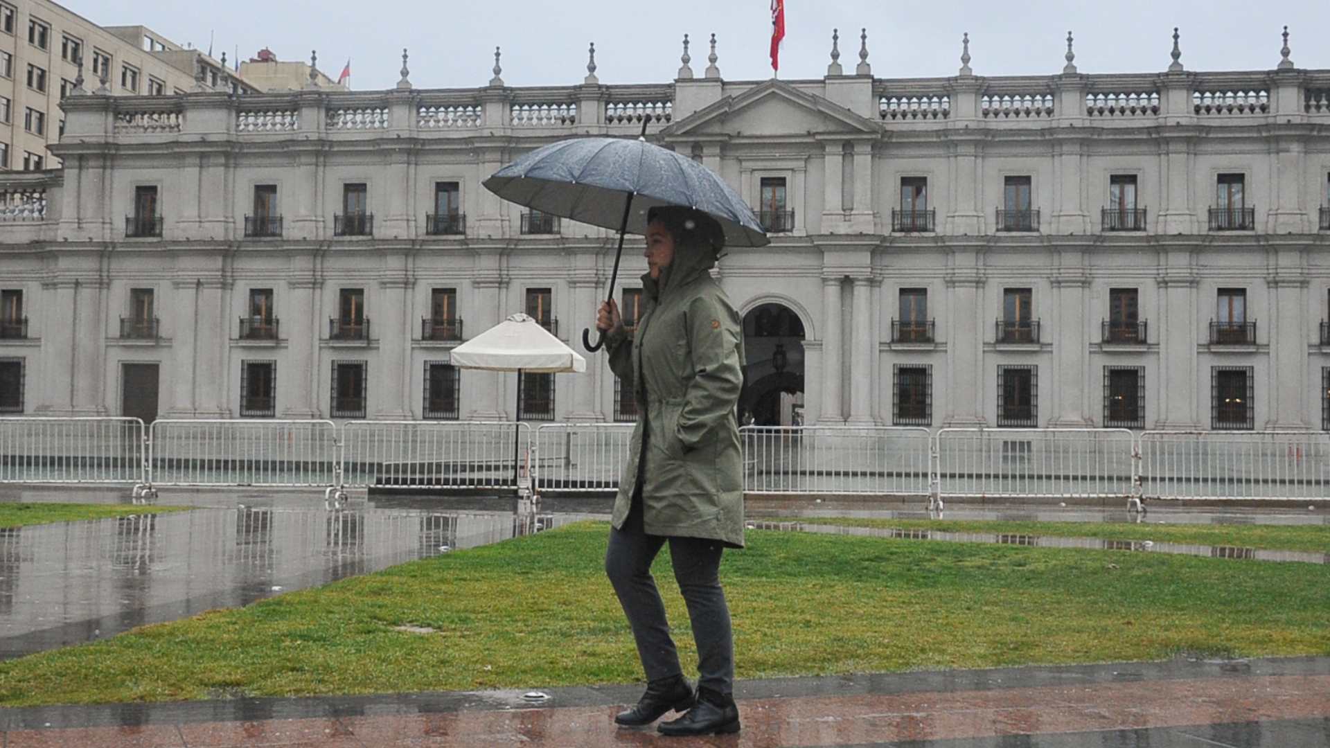 A qué hora y en qué comunas lloverá este martes en Santiago