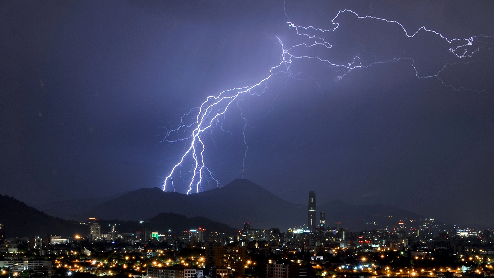 Lluvia y tormentas eléctricas en ocho regiones: las comunas de Región Metropolitana en alerta y la hora en que se intensificarán las precipitaciones