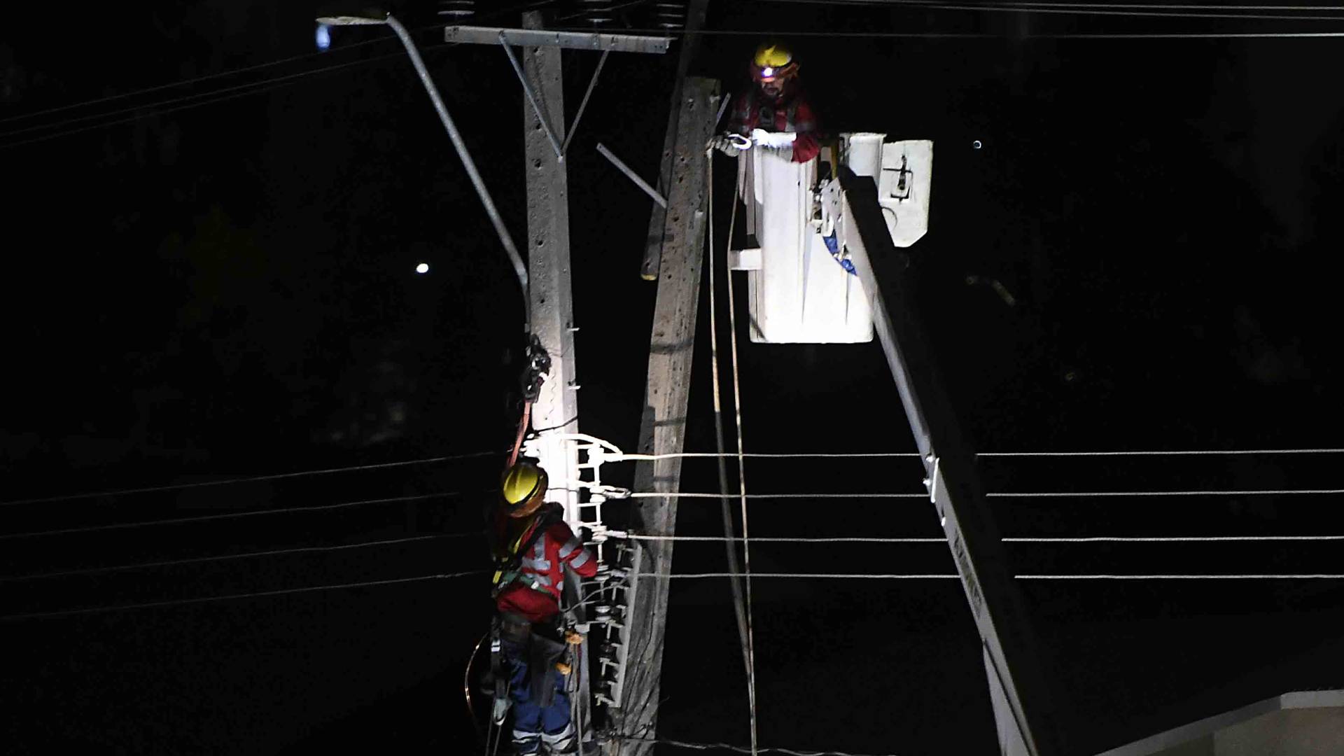 Lluvia deja más de 24 mil hogares sin luz en la Región Metropolitana: cuáles son las comunas más afectadas