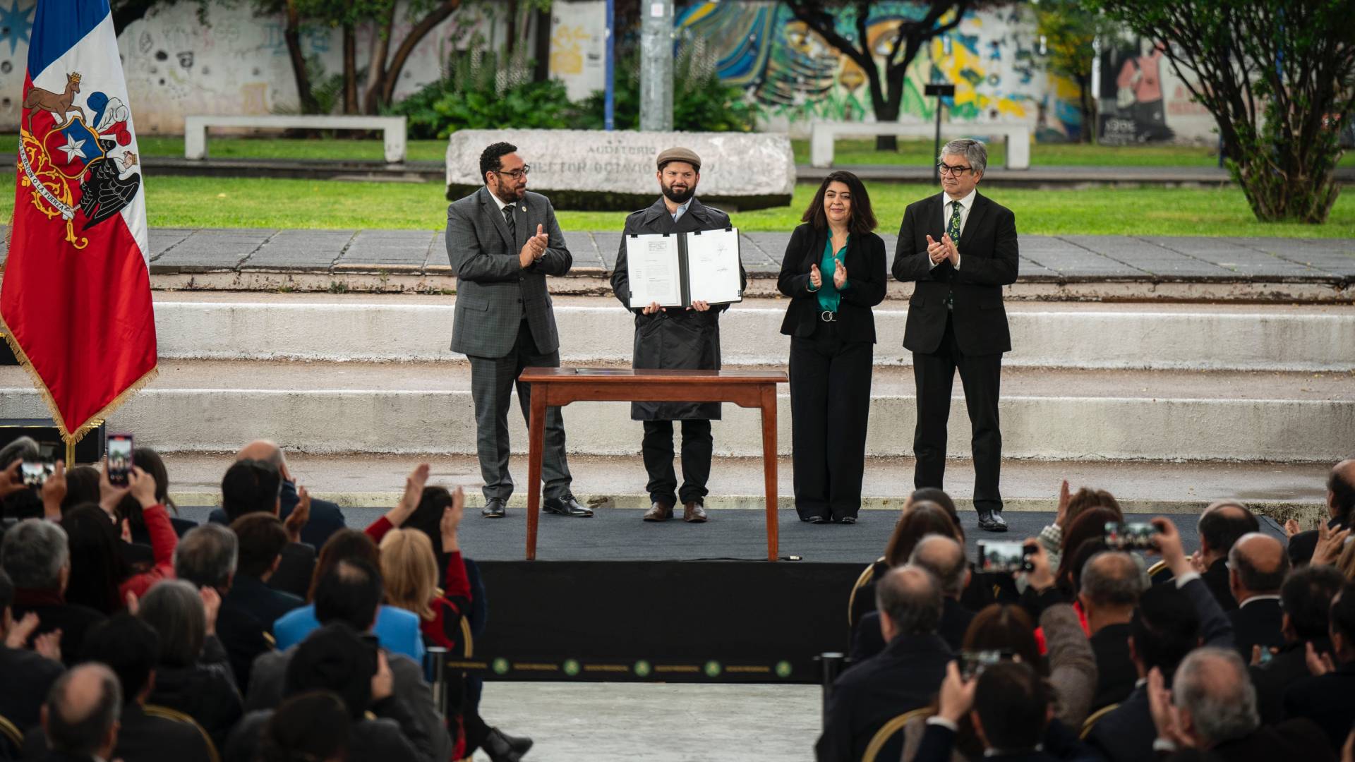 Boric defendió que la condonación no sea universal al firmar proyecto que elimina el CAE