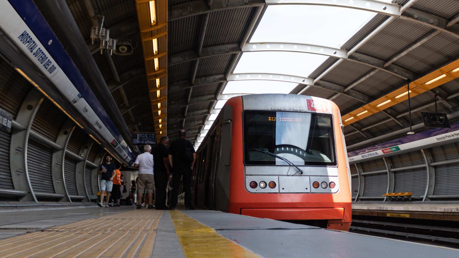 Metro de Santiago extenderá su horario por el partido entre Chile y Brasil