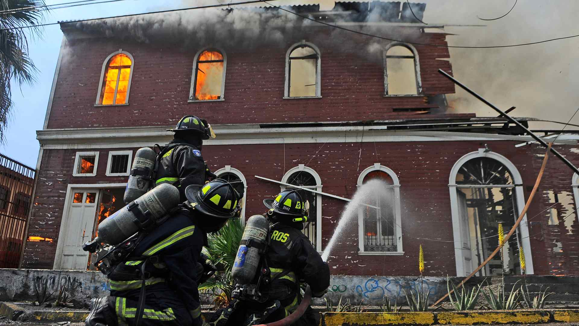 VIDEOS – Incendio destruye histórica Iglesia San Francisco de Iquique