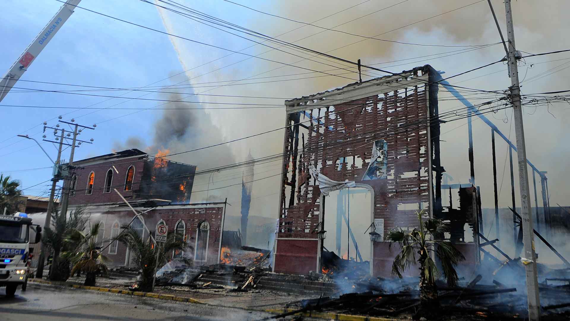 Iquique: incendio de Iglesia San Francisco deja 10 lesionados