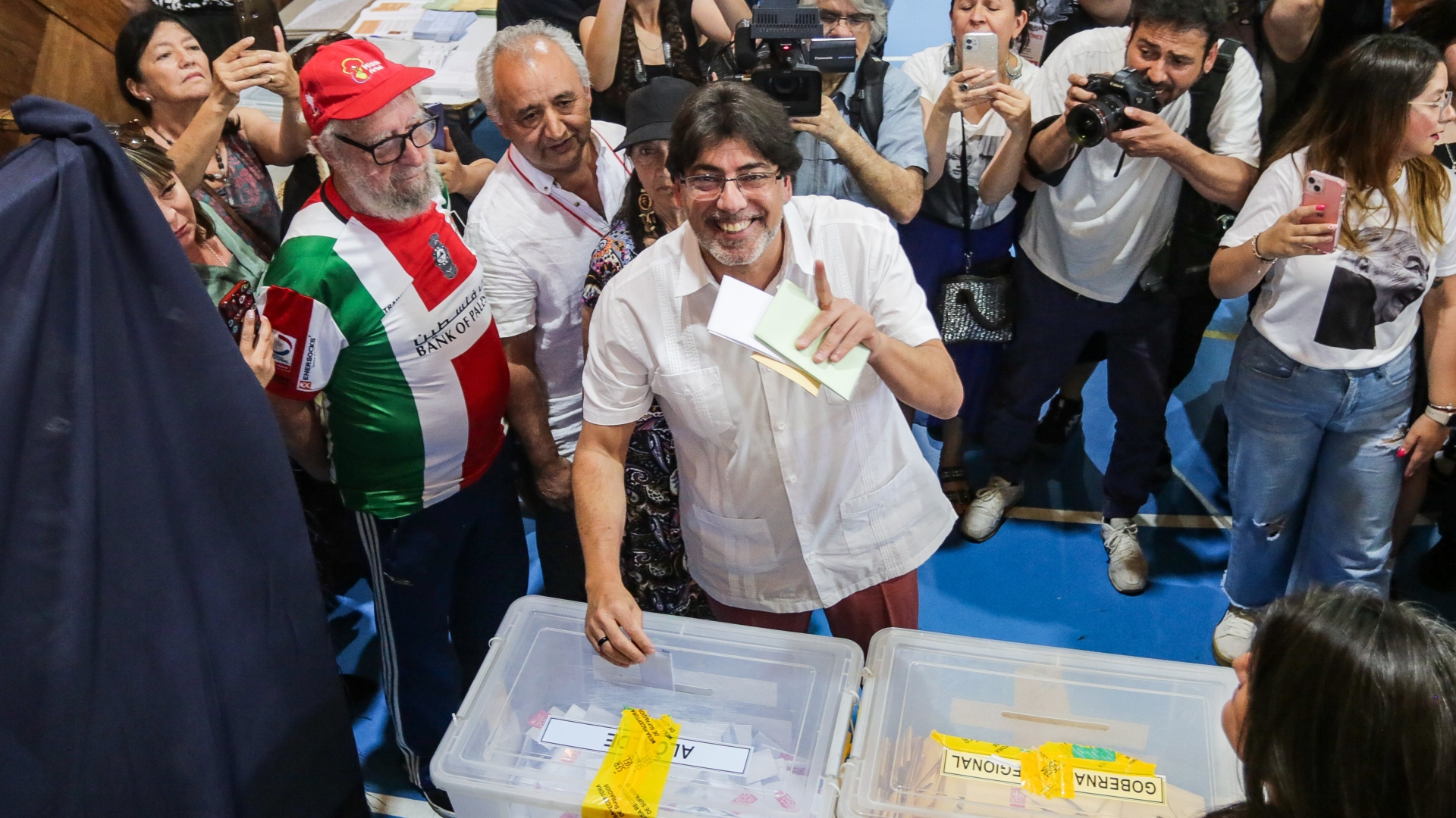 FOTOS Y VIDEO – Así fue la caótica llegada de Daniel Jadue a su local de votación tras autorización de tribunal