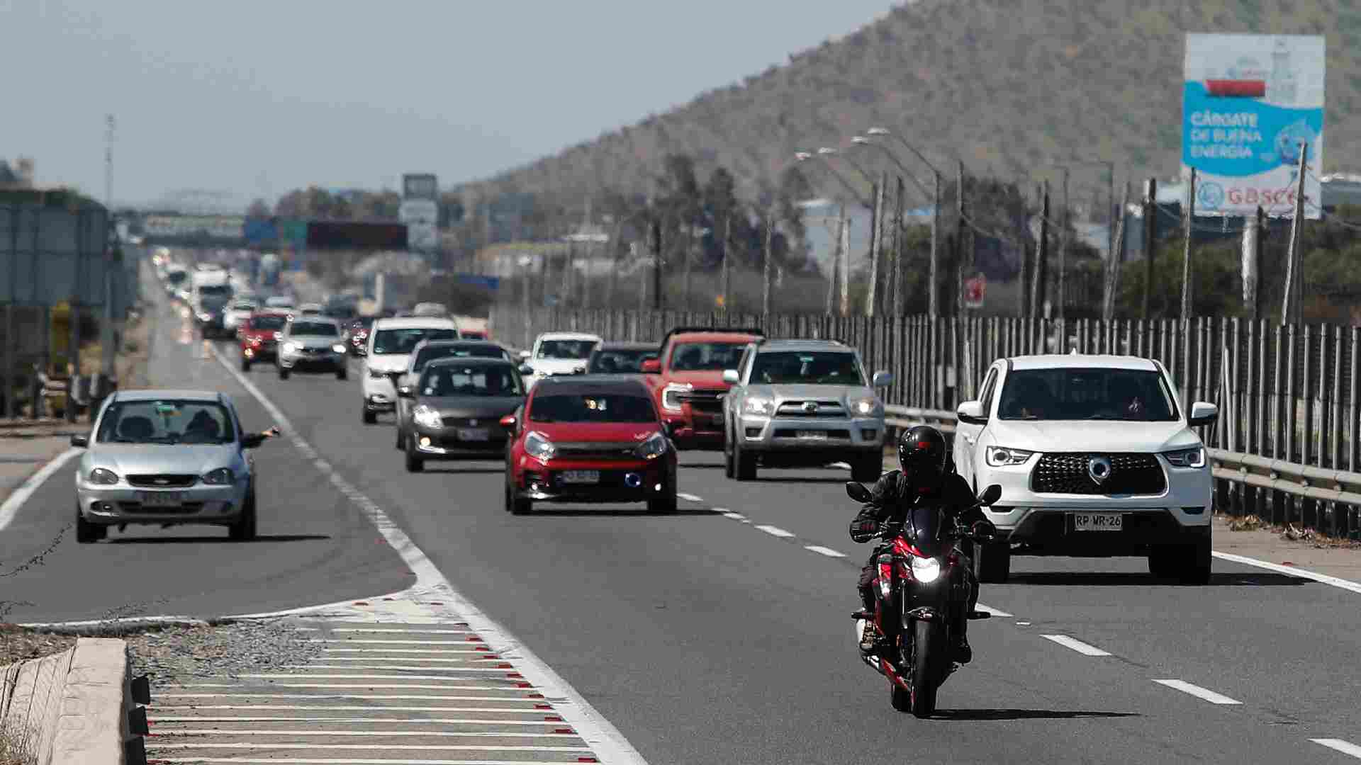 VIDEO – Más de 500 mil autos saldrán de Santiago: revisa el horario del peaje a luca durante este fin de semana largo