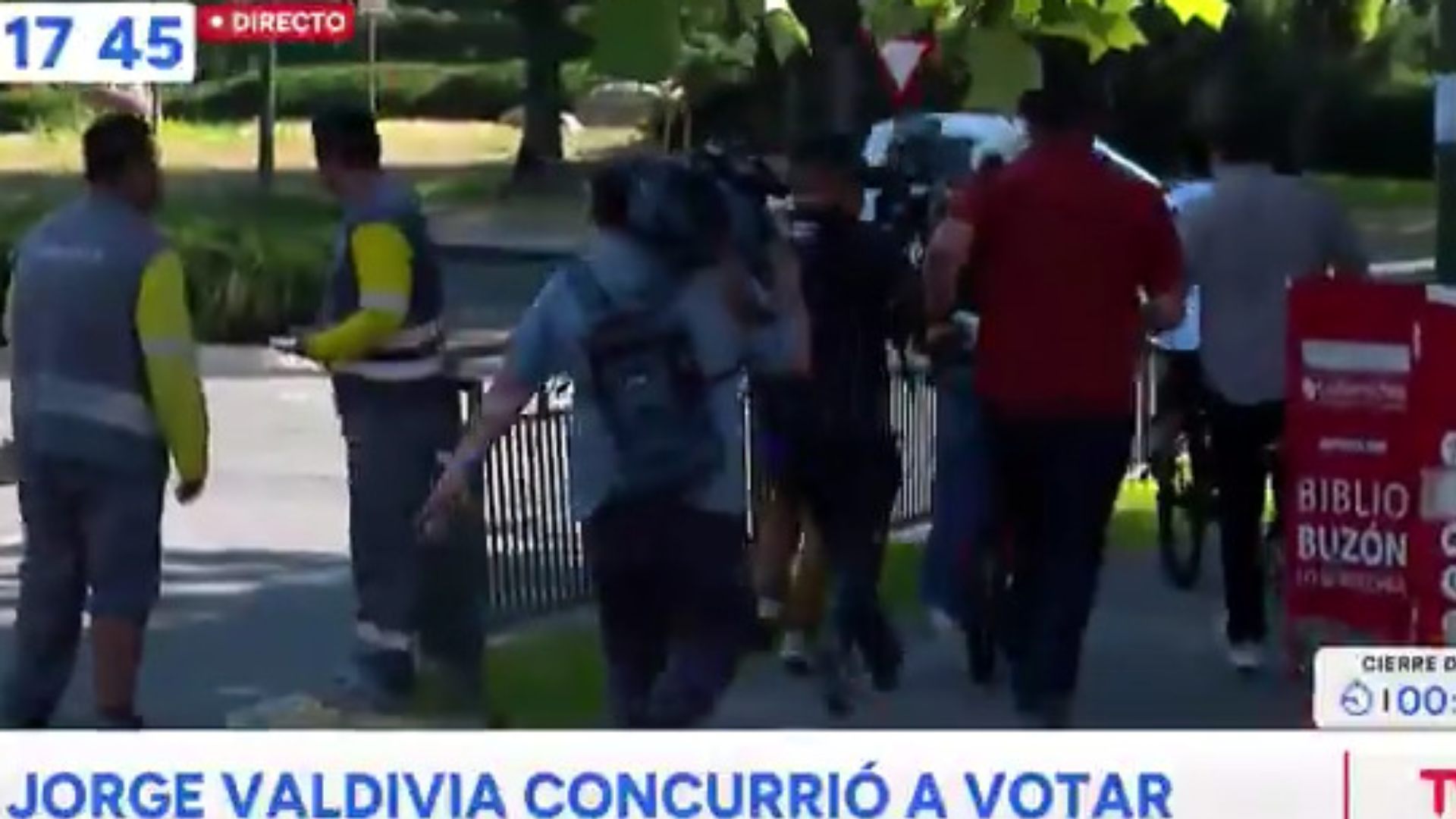 VIDEO – En bicicleta y perseguido por periodistas: la ajetreada votación de Jorge Valdivia en Lo Barnechea