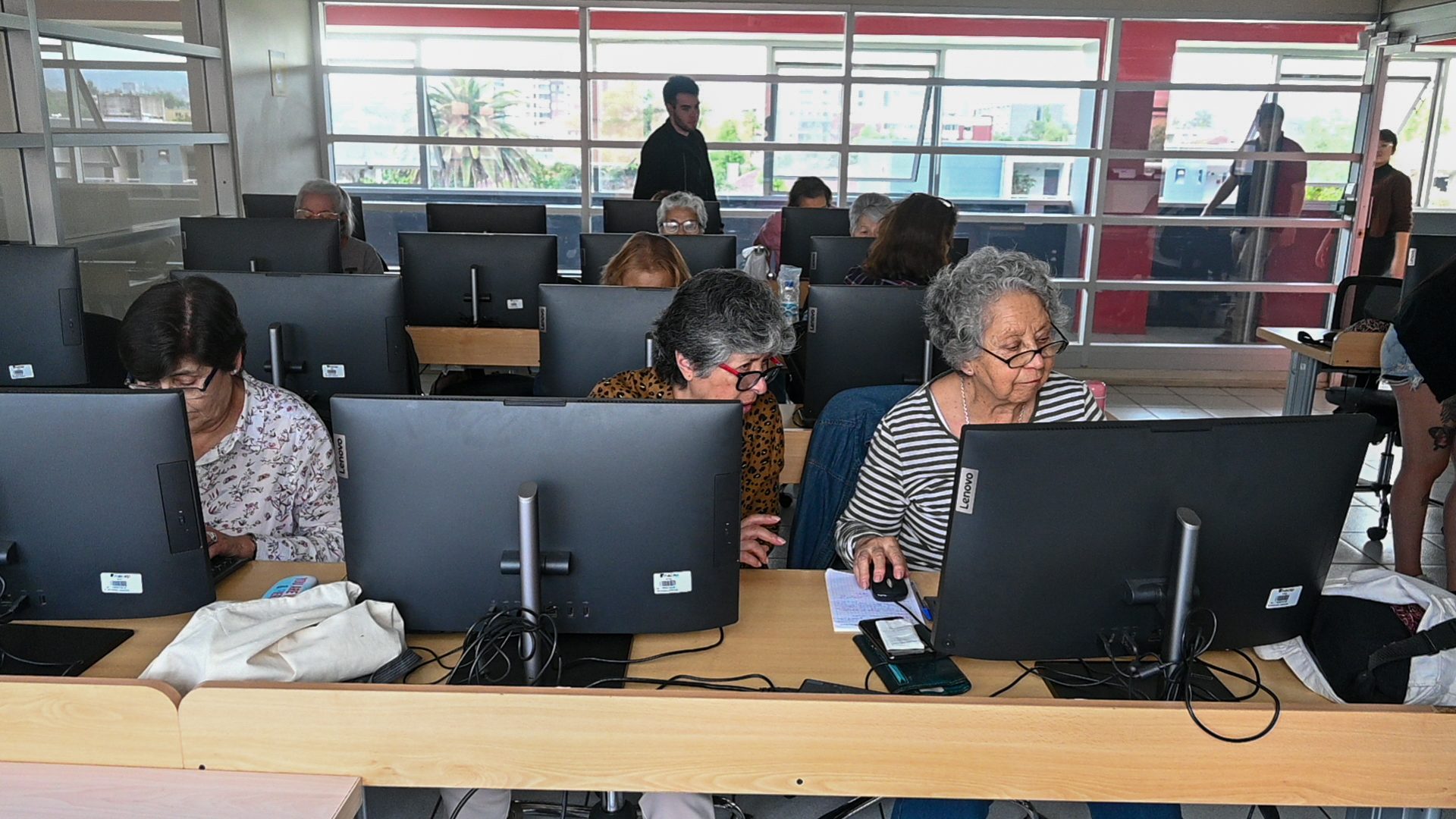 Adultos mayores realizan curso para insertarse en el mundo digital