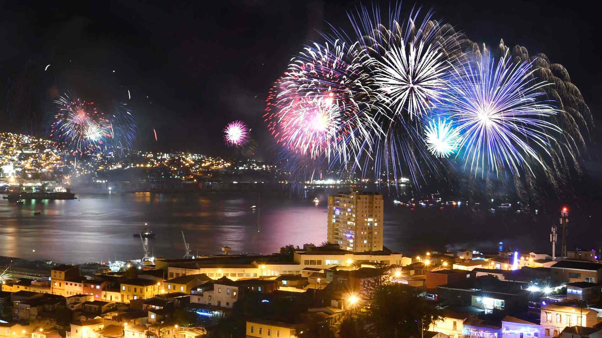 Año Nuevo 2025: revisa todos los lugares donde habrán fuegos artificiales en Santiago y regiones